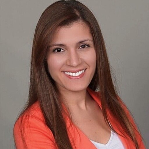 headshot of anna simon